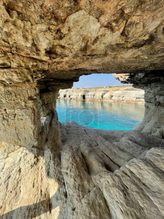 Foto de Hermosa ave con una laguna azul. Chipre paisaje. Famosa vista de la costa y el agua azul. - Imagen libre de derechos