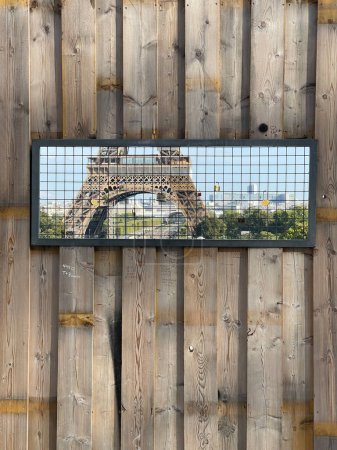 Foto de La torre Eiffel durante los trabajos de pelado y pintura. Una vista desde Trocadero que también está en proceso de renovación - Imagen libre de derechos