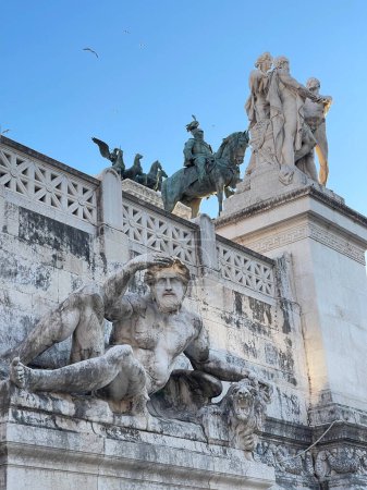 Foto de Estatua del hombre mirando fijamente a la distancia en Roma, Italia - Imagen libre de derechos