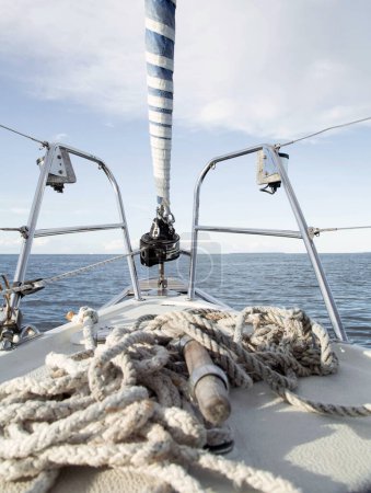 Bug eines Segelbootes mit einem gedrehten Seil vom Segel. Ein Tag auf See auf einem Segelboot. Hochwertiges Foto
