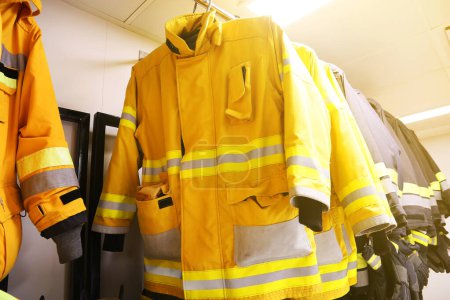 Téléchargez les photos : Pompier sur l'industrie pétrolière et gazière, pompier réussi au travail, Combinaison d'incendie pour combattant avec incendie et combinaison pour protéger les pompiers, Équipe de sécurité en cas d'incendie
. - en image libre de droit
