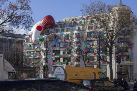 Foto de PARIS, FRANCE - January 13, 2023: Yayoi Kusama x Louis Vuitton. giant sculpture by a Japanese artist. Champs Elysees - Imagen libre de derechos