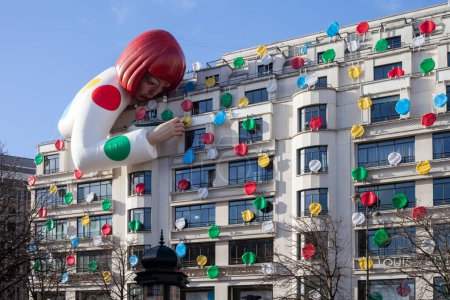 Foto de PARIS, FRANCE - January 13, 2023: Yayoi Kusama x Louis Vuitton. giant sculpture by a Japanese artist. Champs Elysees - Imagen libre de derechos