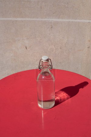 Foto de PARÍS, FRANCIA - 02 de noviembre de 2023: Garrafa de agua gratuita en todos los restaurantes de Francia - Imagen libre de derechos
