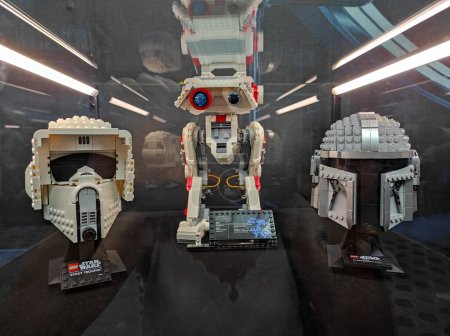 Foto de PARÍS, FRANCIA - Lego Star Wars en exhibición en un museo - Imagen libre de derechos