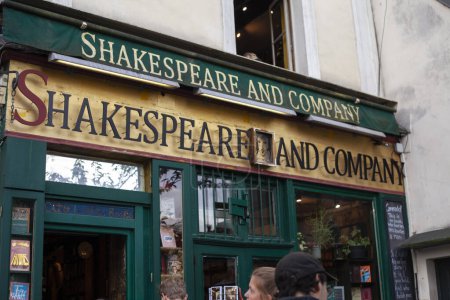 Téléchargez les photos : PARIS, FRANCE - 1er novembre 2023 : Librairie "Shakespeare and Company". remonte à 1919. - en image libre de droit