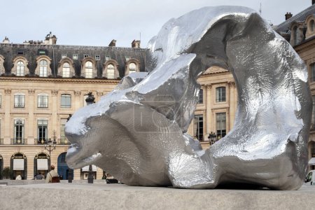 Téléchargez les photos : PARIS, FRANCE - 1er novembre 2023 : BASE D'ART : VAGUE MONUMENTALE PAR NOTRE PÊCHEUR SUR LE LIEU VENDOME - en image libre de droit