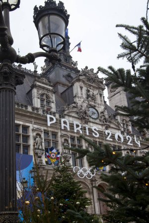 Téléchargez les photos : PARIS, FRANCE - 01 décembre 2023 : Jeux Olympiques Paris 2024. Inscription Hôtel de Ville sur la mairie principale - en image libre de droit
