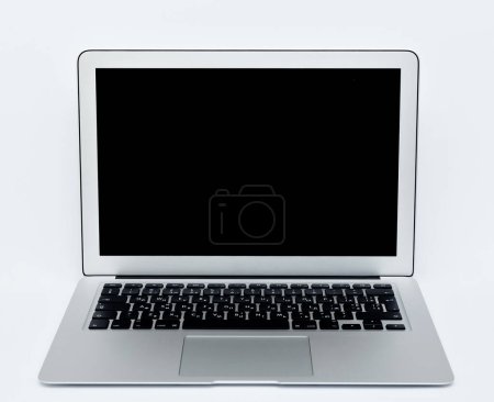 Frontansicht des modernen Laptops mit schwarzem Bildschirm und englischer Tastatur isoliert auf weißem Hintergrund. Eine hohe Qualität.