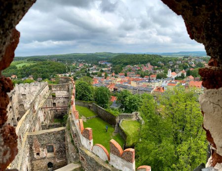 Téléchargez les photos : Une vue de la ville depuis une fenêtre du château. - en image libre de droit