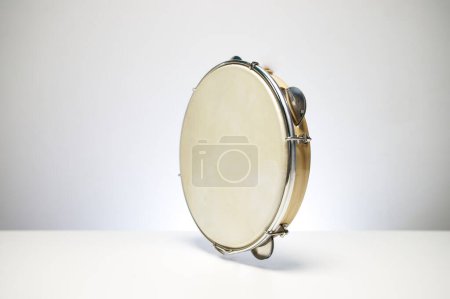 tambourin instrument de percussion à main isolé sur fond blanc