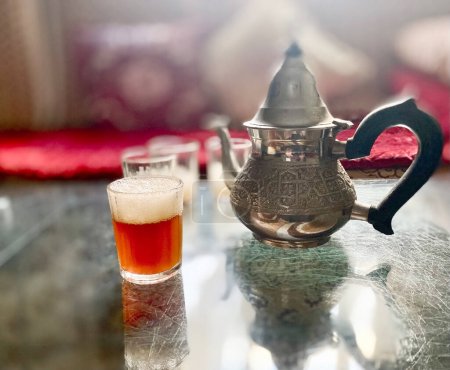 Téléchargez les photos : Thé arabe traditionnel avec théière - en image libre de droit