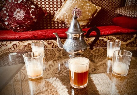 Téléchargez les photos : Thé vert arabe traditionnel - en image libre de droit