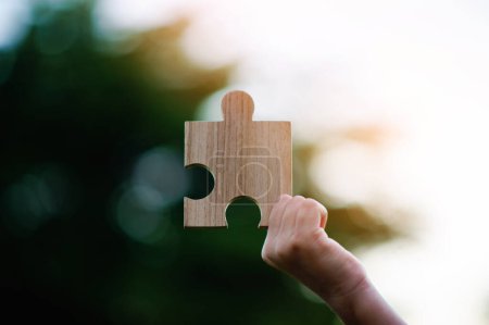 Foto de Jigsaw en la mano, una pieza del rompecabezas que es fundamental para el éxito. Creatividad, ideas, iniciativa, unidad, trabajo en equipo - Imagen libre de derechos