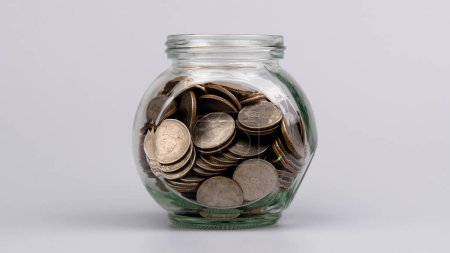 Épargner des pièces dans un bocal en verre, concept d'épargne, planification financière et investissement Flux de trésorerie et revenus