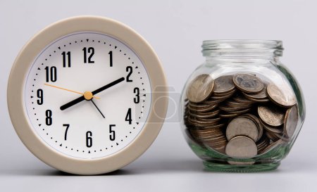 Épargner des pièces dans un bocal en verre, concept d'épargne, planification financière et investissement Flux de trésorerie et revenus