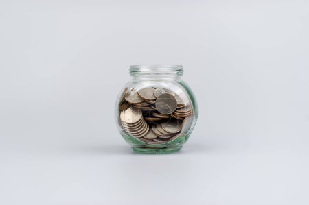Argent et temps, épargne, pièces dans un bocal en verre, planification financière investissement financier Revenus, flux de trésorerie et frais de subsistance