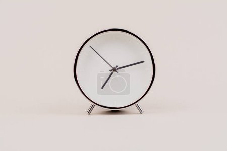 La mano del tiempo muestra tiempo de pie. Foto de estudio de alta calidad de un reloj. El concepto de tiempo y las reglas del tiempo en el trabajo