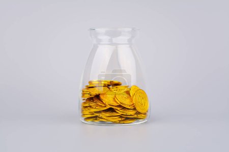 Pièces d'or dans des bocaux en verre, investissement à taux de change élevé et stocks d'or