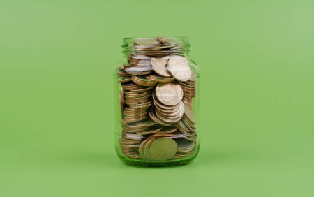 Économiser de l'argent dans une bouteille en verre, bon plan financier croissance financière et flux de trésorerie d'investissement, revenus, salaires