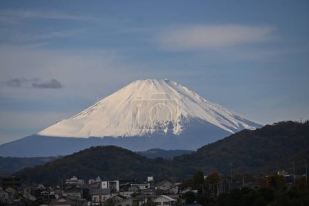 Téléchargez les photos : Paysage du Mont Fuji à la fin de l'automne. Matériel d'information pour les cartes du Nouvel An. - en image libre de droit
