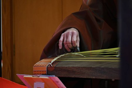 Téléchargez les photos : Ancienne musique de cour japonaise (appelée 'GAGAKU' au Japon). Gagaku se compose de percussions, instruments à vent et à cordes. - en image libre de droit
