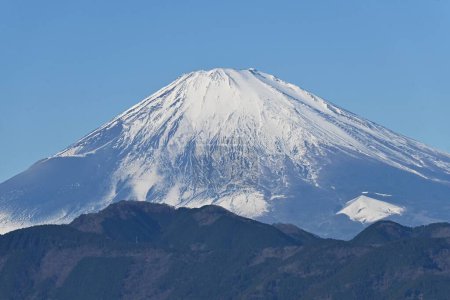 Una vista del Monte Fuji a principios de invierno. La capa de nieve del monte. Fuji se puede ver desde finales del otoño hasta principios del verano del año siguiente.