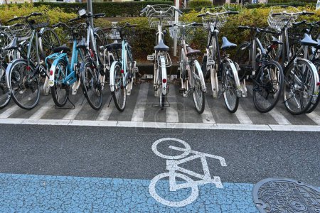 Téléchargez les photos : Bicycles in the bicycle parking rack in Japan. If left on the sidewalk, it will disturb passers-by and damage the scenery, so it is necessary to observe manners. - en image libre de droit