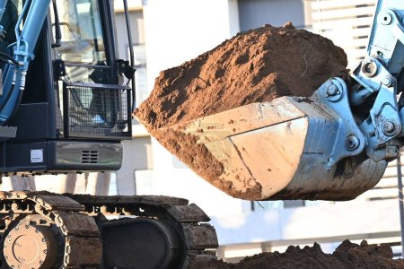 Téléchargez les photos : Scene of road construction by Hydraulic excavator. Background material for construction machinery. - en image libre de droit