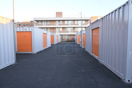 Téléchargez les photos : The rental self storage room unit. This is a rental storage space for temporary or long-term luggage storage, popular for outdoor and sporting goods, as well as books and off-season clothing. - en image libre de droit