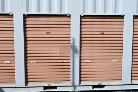 Téléchargez les photos : The rental self storage room unit. This is a rental storage space for temporary or long-term luggage storage, popular for outdoor and sporting goods, as well as books and off-season clothing. - en image libre de droit