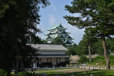 Foto de Viaje turístico a Japón. Castillo de Nagoya es un castillo situado en la ciudad de Nagoya, prefectura de Aichi. Ieyasu Tokugawa construyó el castillo de Nagoya en el sitio del castillo donde nació Oda Nobunaga. - Imagen libre de derechos