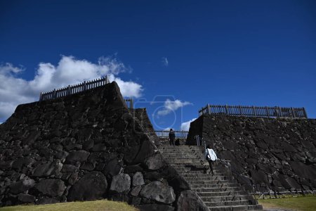 Téléchargez les photos : Château de Kofu (ville de Kofu, préfecture de Yamanashi), l'un des 100 châteaux célèbres du Japon, a été construit à la fin du 16ème siècle, et les ruines du château sont maintenant ouvertes au public comme Maizuru Castle Park. - en image libre de droit