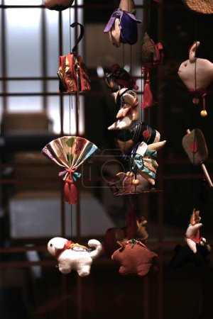 Japan-Reisen. Hängende Dekorationen (Tsurushi Kazari) werden jeden März während des Puppenfestivals ausgestellt, um für das Wachstum der Mädchen zu beten.