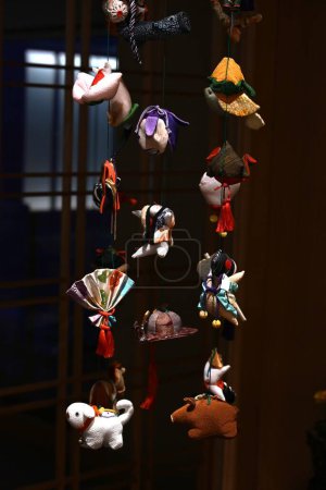 Japan Travel. Decoraciones colgantes (Tsurushi Kazari) se exhiben cada marzo durante el Festival de la Muñeca para orar por el crecimiento de las niñas.