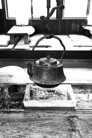 Téléchargez les photos : Une vue à l'intérieur d'un restaurant japonais soba qui utilise une vieille maison folklorique. Les vieux meubles japonais étaient en parfaite harmonie avec la cuisine japonaise. - en image libre de droit