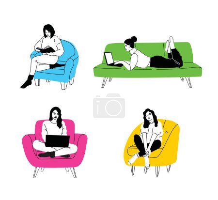 Téléchargez les photos : Filles assis dans le fauteuil, canapé à la maison. Femme avec ordinateur portable, téléphone portable et réserver sur la chaise, canapé. Freelance ou concept d'étude. Personnage féminin, bavarder en ligne à l'aide d'un ordinateur portable, se reposer, se détendre - en image libre de droit
