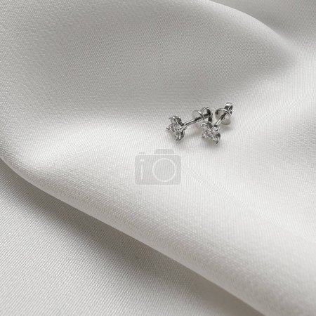 Téléchargez les photos : Boucles d'oreilles stylées en or blanc avec diamants. - en image libre de droit
