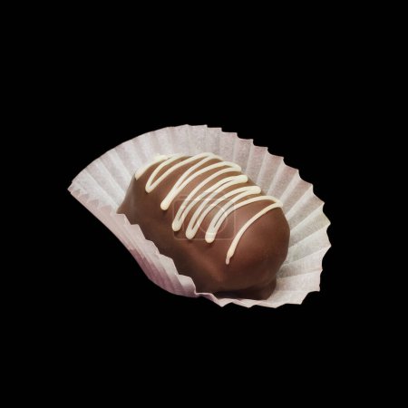 Téléchargez les photos : Gourmet chocolat belge artisanal Bonbons isolés sur fond noir. - en image libre de droit