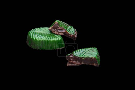 Foto de Chocolate belga artesanal gourmet Bonbons aislados sobre fondo negro. - Imagen libre de derechos