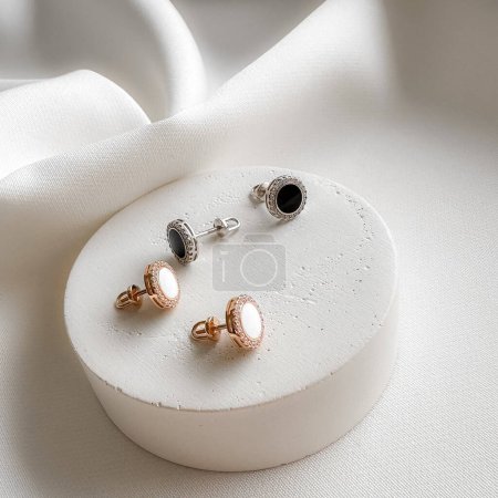 Boucles d'oreilles ardillon en pierre gemme onyx noire en or blanc et boucles d'oreilles ardillon en émail blanc en or rose.