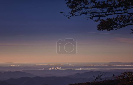 Téléchargez les photos : Vue sur les crêtes brumeuses et fumantes des montagnes avec ciel matinal depuis le sommet de Green Mountain, Caroline du Nord - en image libre de droit