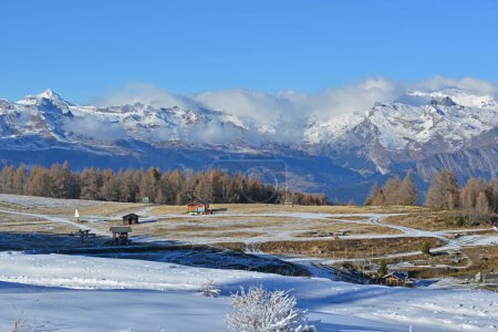 Téléchargez les photos : Les Alpes bernoises vues de la station balnéaire de Thyon en Suisse - en image libre de droit