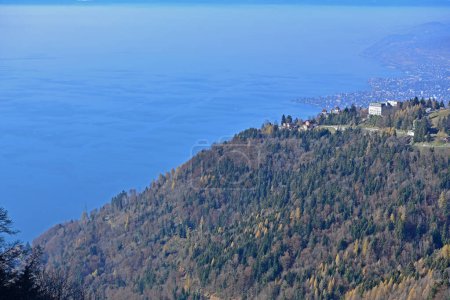 Téléchargez les photos : Palais de Caux avec vue sur Montreux et le lac Léman en Suisse - en image libre de droit