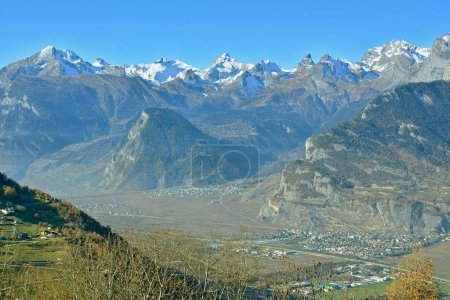 Foto de El Gran Chavelard (l) Petit Muveran (r) y el Gran Muveran (r) sobre el valle del Ródano en la región del Valais de los Alpes suizos - Imagen libre de derechos