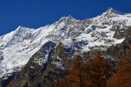 Foto de The Mischabel Group in the Southern Swiss Alps above Saas Fee (en inglés). De (l a r) Taeschhorn, Dom, Lenzspitze. - Imagen libre de derechos