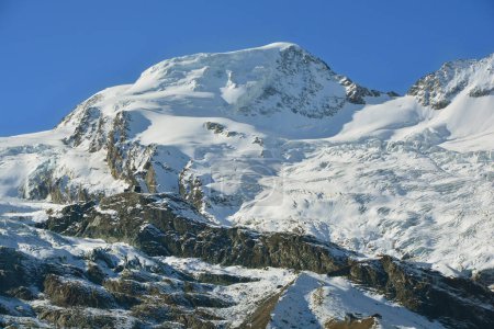 Téléchargez les photos : L'Alphubel dans les Alpes Suisses du Sud au-dessus de Saas Fee. Avec le téléphérique Langflue au premier plan - en image libre de droit