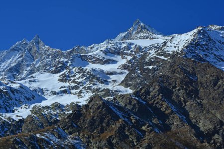 Foto de Nieve y hielo en el grupo de montañas Mischabel sobre Saas Fee en los Alpes suizos. De izquierda a derecha, Dom y Lenzspitze - Imagen libre de derechos
