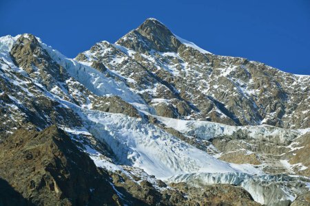 Téléchargez les photos : Neige et glace sur Ulrichshorn dans le groupe Mischabel au-dessus de Saas Fee dans les Alpes suisses - en image libre de droit