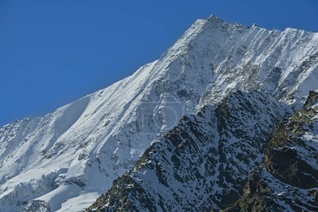 Téléchargez les photos : Neige et glace sur le Taeschhorn au-dessus de Saas Fee dans les Alpes suisses - en image libre de droit